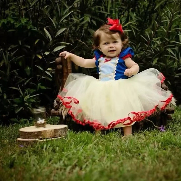 Snow White Dress multiple sizes - Picture 11 of 13